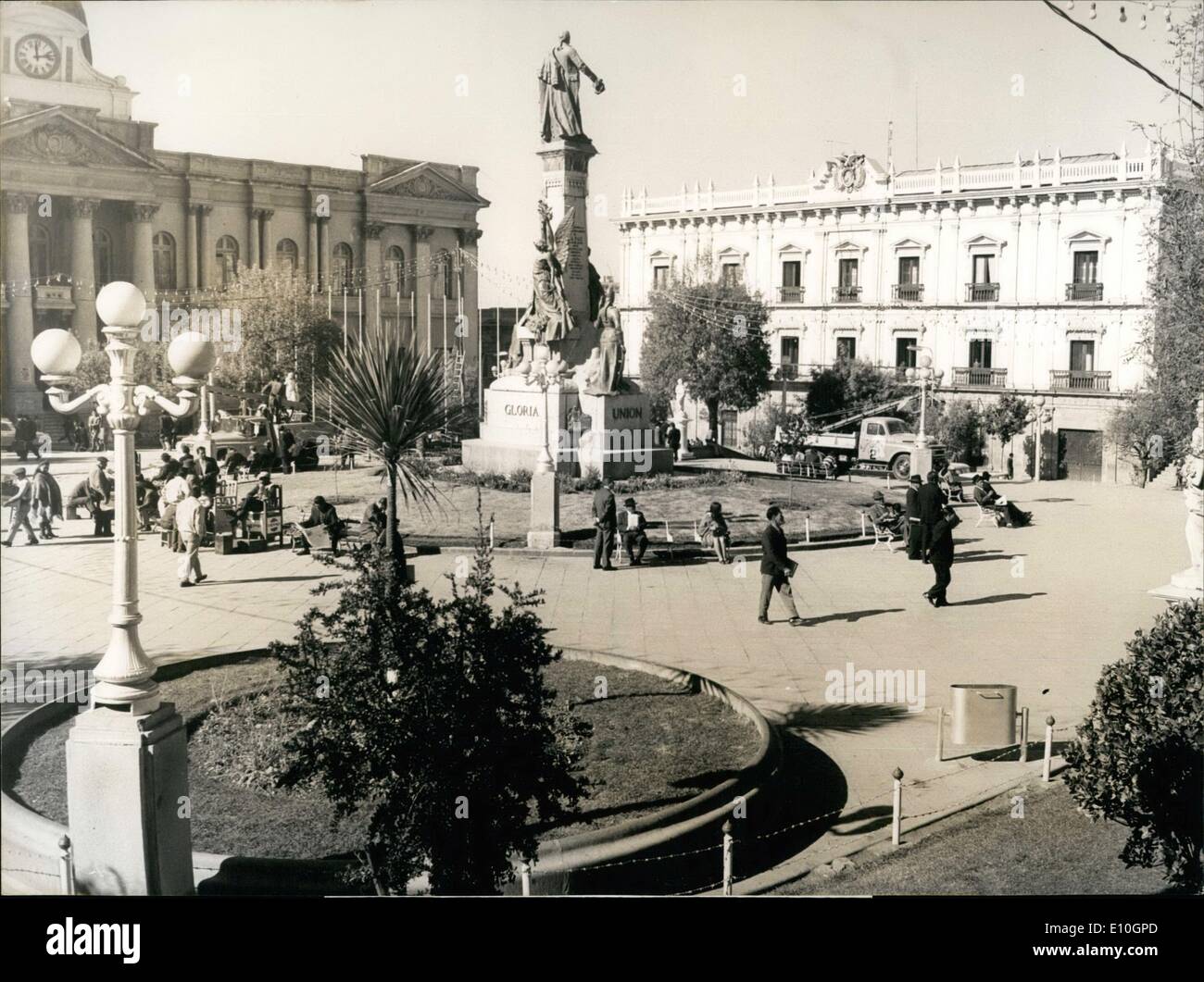 Nov. 11, 1972 - Un palazzo bianco per la Bolivia il governo: La Paz - Bolivia: Bolivia ha preso il suo nome da Simon Bolivar che ha liberato diversi sud stati americani dalla Spagna della dominazione.la Bolivia ha ottenuto la sua indipendenza nel 1825 e nominato il suo capitale La Paz, la pace. Il governo boliviano risiede nel Palacio Quemando (destra) sulla Plaza Murillo (il nostro pix). La statua di questo luogo è di Simon Bolivar. Foto Stock