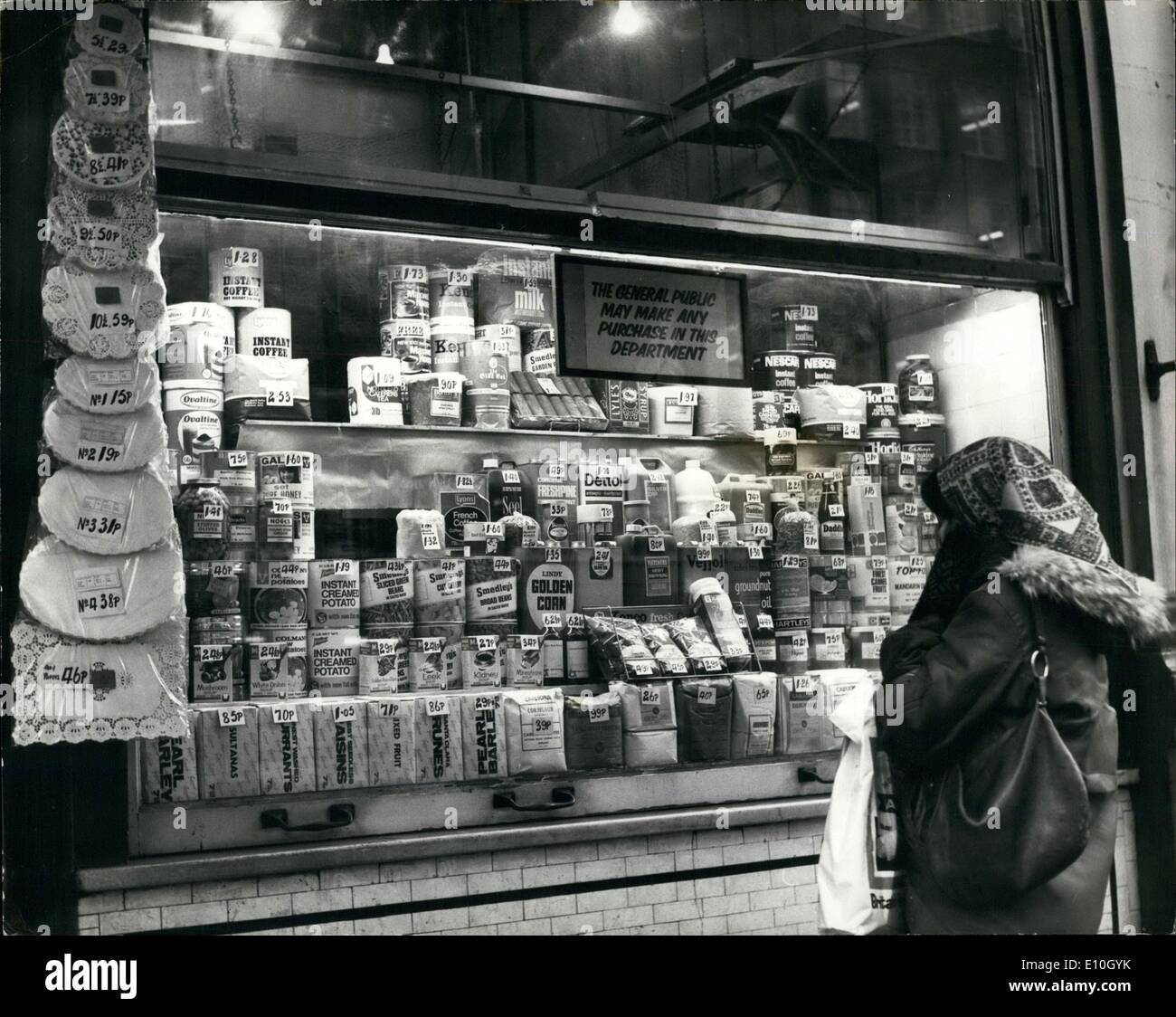 Febbraio 02, 1973 - piccolo fruttivendolo a Londra: negozio finestra dando presente giorno prezzi. Foto Stock
