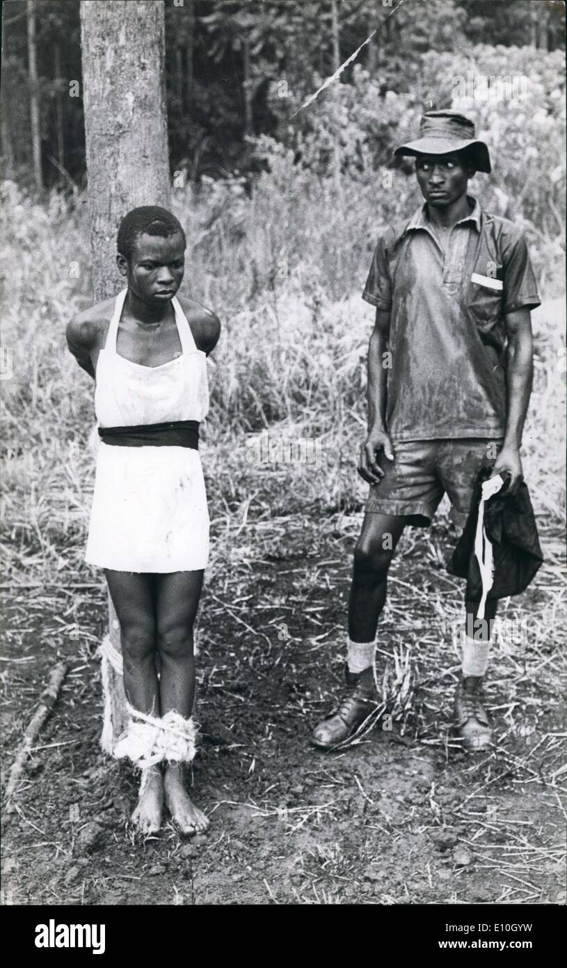 Febbraio 02, 1973 - Uganda - esecuzione di presunti guerriglieri, Mbale. Vestiti strappato e vestita solo in un grembiule - lavoro finale di indegnità - Sebastiano Namirundu (20) attende plotone di esecuzione. Foto Stock