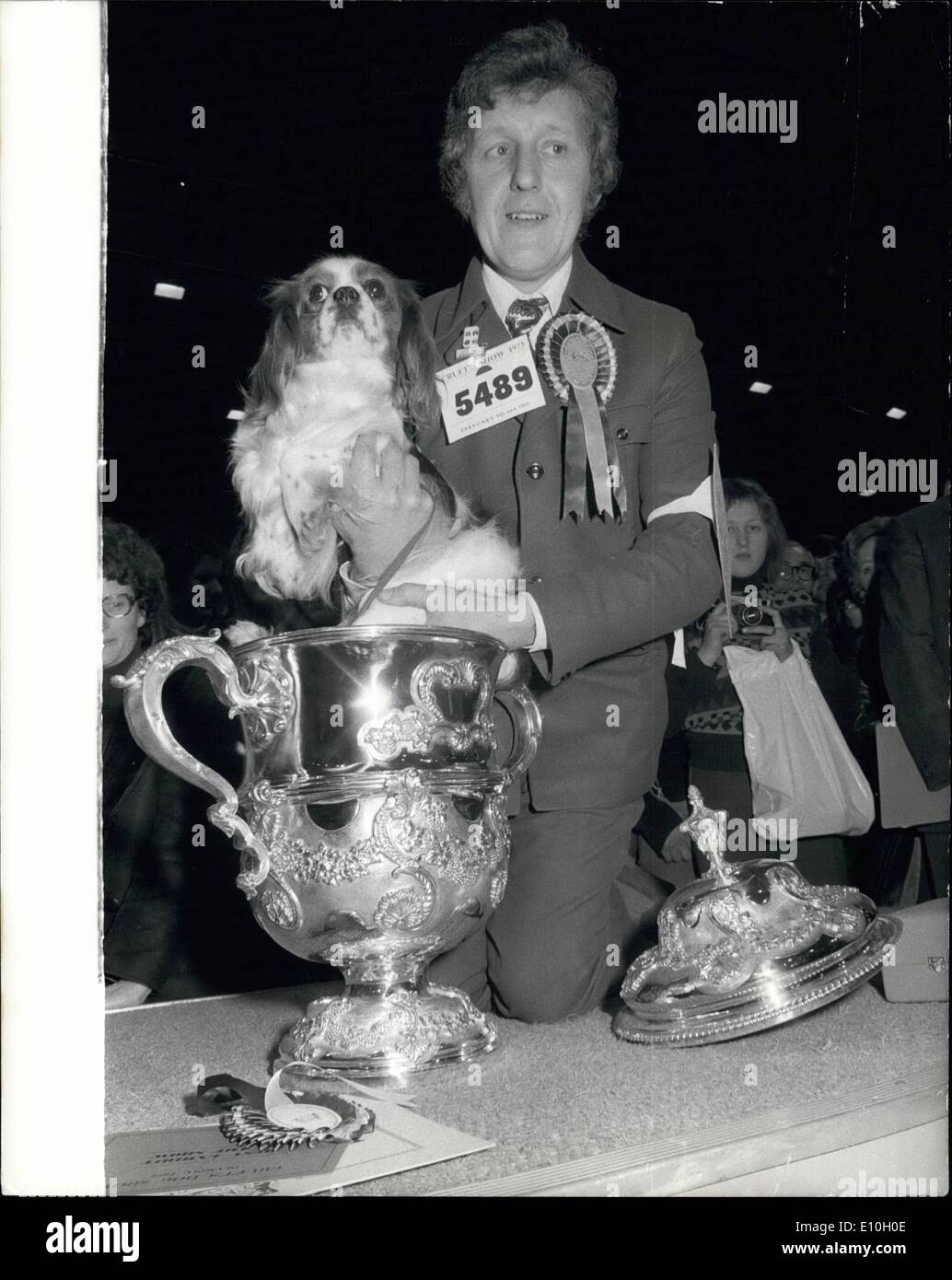Febbraio 02, 1973 - il Crufts Campione del supremo. La foto mostra Alansmere Aquarius, a 17 mesi Cavalier King Charles Spaniel, che si è aggiudicato la suprema campionato a cruff's Dog Show di sabato, nella foto con il suo proprietario congiunto, il sig. John Evans, di Bristol. Foto Stock