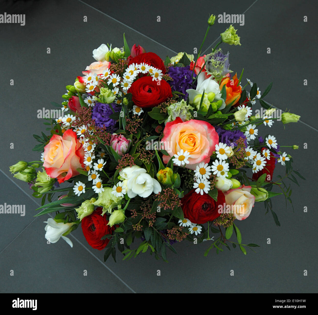 Natura, piante, fiori, mazzo di fiori, compleanno bouquet di rose, tulipani, freesias, renoncules, margherite Foto Stock