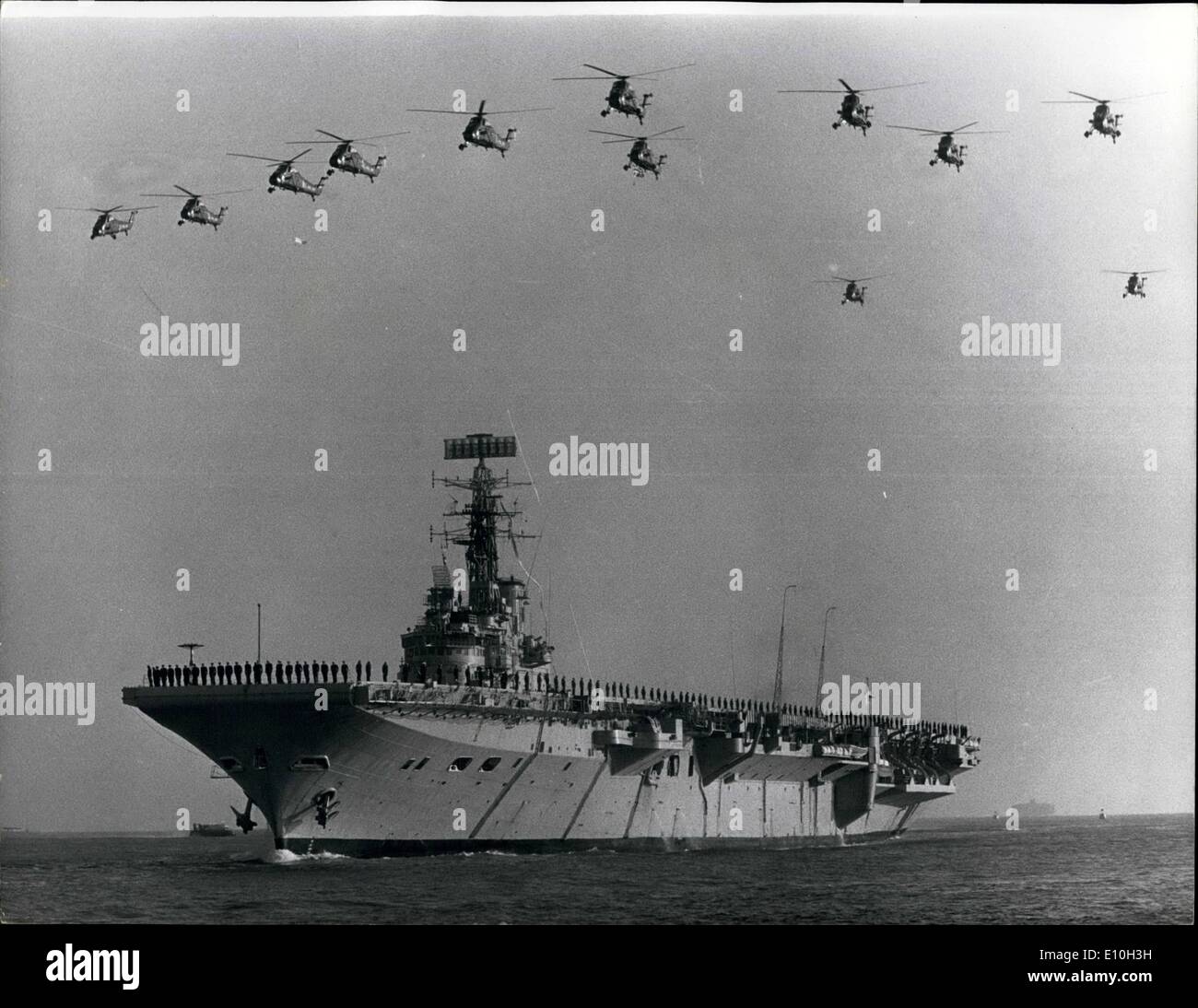 Nov. 11, 1972 - un elicottero addio omaggio per il commando carrier ''Albion'': La foto mostra un saluto di addio da elicotteri di 845 Naval Air Squadron per il commando carrier ALBION, 23.000 tonnellate, come ella è arrivata a Portsmouth ieri al termine del suo ultimo viaggio. La nave da guerra che ha restituito dal Canada con gli uomini di commando 42 Gruppo Royal Marines dopo gli esercizi in New Brunswick, viene sostituito da HERMES, ora in fase di modernizzazione in Plymouth. Foto Stock