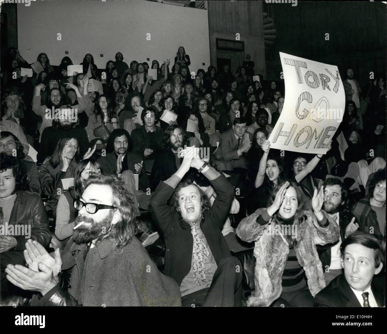 Nov. 11, 1972 - Nuovo '"studente Ministro'' diventa burrascoso Reception: il sig. Norman St.John Stevas, il nuovo anno parlamentare Sotto Segretario di Staten, Dipartimento di Educazione e Scienza, ha ricevuto oggi un burrascoso reception presso la Queen Elizabeth Hall South Bank di Londra, quando ha partecipato alla cerimonia di designazione del politecnico del Nord, Holloway. È stato uno dei suoi primi impegni sin dalla sua nomina il sig. Heath le re-shuffle. La foto mostra gli studenti sventola una bandiera e clamori Mr.Norman St.John Stevas durante il suo discorso alla cerimonia di oggi. Foto Stock