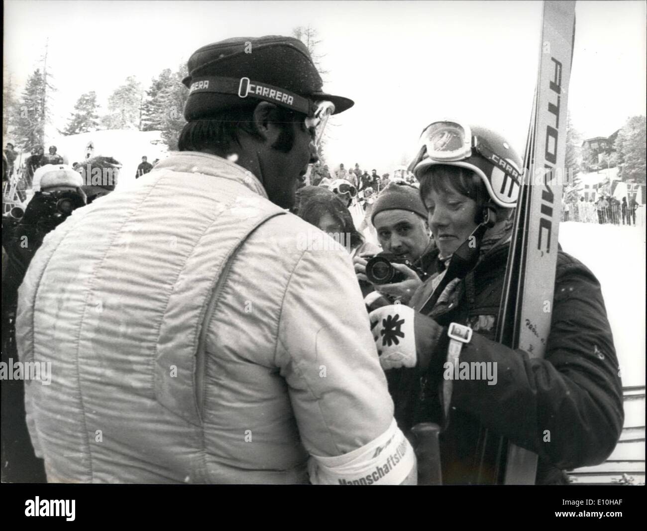 Febbraio 02, 1973 - Annemarie Proll - otto vittorie. La foto mostra AnneMaries Proll a parlare con il team austriaco boss Toni Sailer Foto Stock