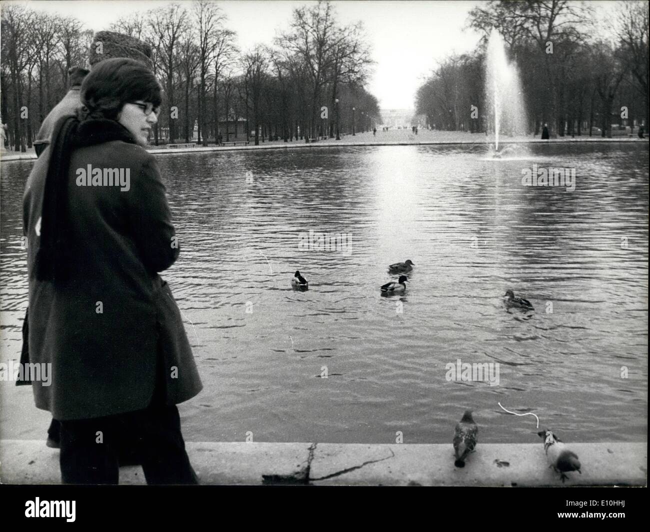 Dic. 01, 1972 - giovane passeggiata attraverso i giardini delle Tuileries durante il breve soggiorno a Parigi plastica bomba esplode in generale Ailleret's Home Foto Stock