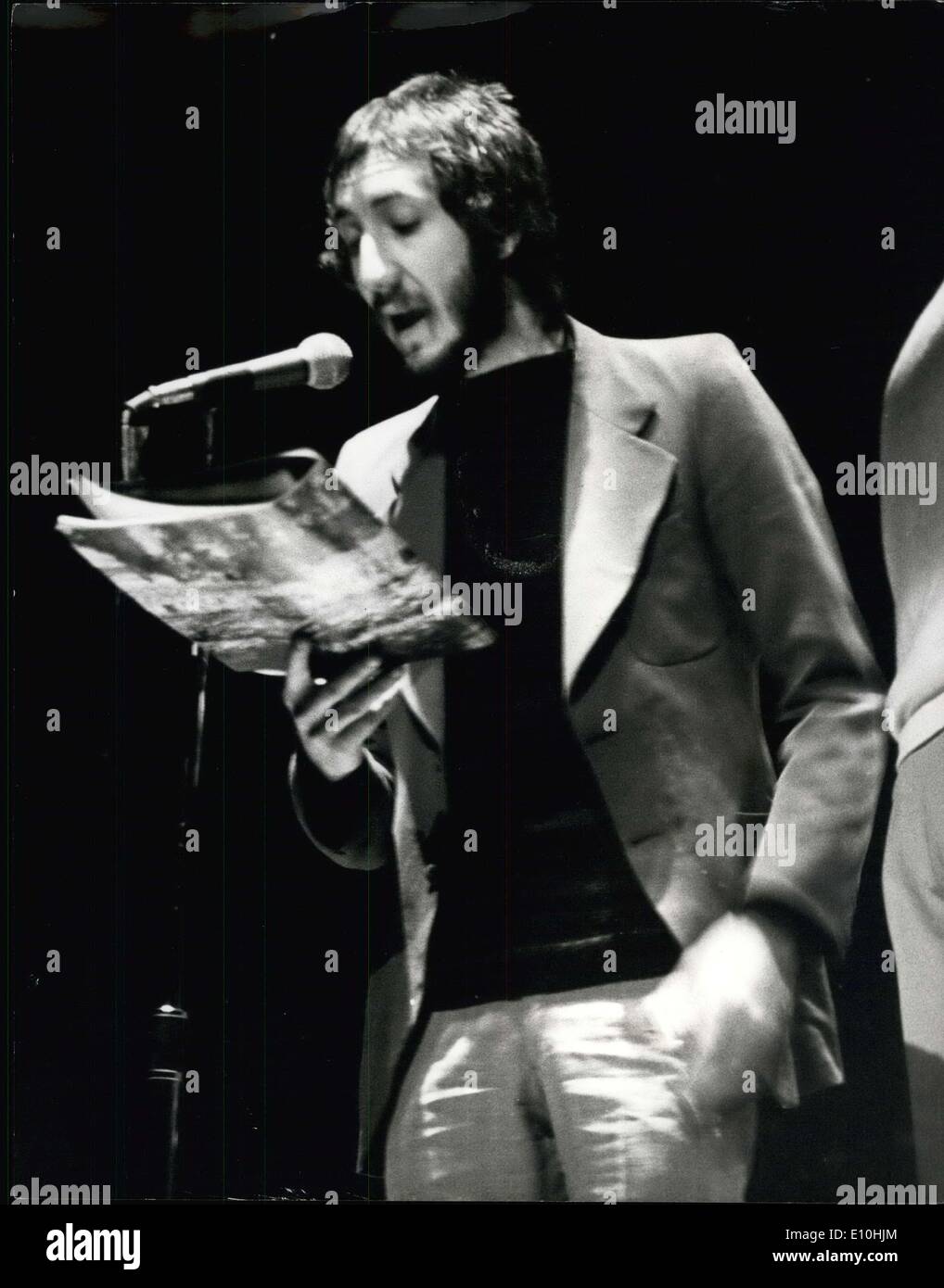 Dic. 09, 1972 - cantanti pop provano per stasera?s concerto benefico di ?Tommy? La contemporanea rock opera ? Stelle del pop mondiale oggi sono state preparando le loro parti per stasera?s concerto benefico di ?Tommy?, il contemporaneo rock opera a Londra?s Rainbow Theatre. Essa è composta da Peter Townshend, leader fo il gruppo pop ?Il chi?. La foto mostra: Pete Townshend, leader dell'che nella foto durante oggi?s prove presso il Teatro Arcobaleno. Keystone Foto Stock