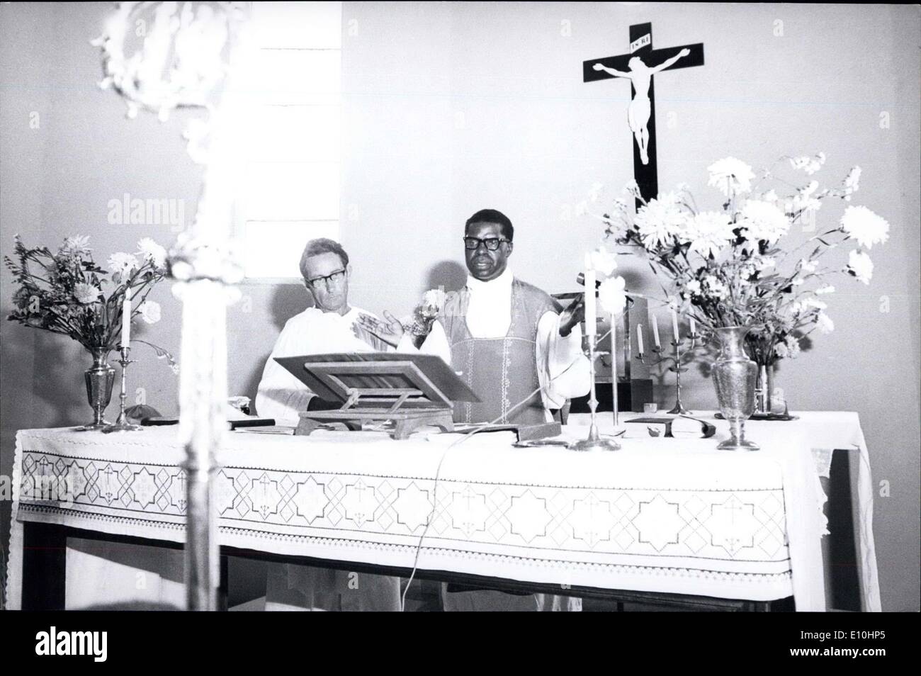 Febbraio 14, 1973 - All'interno del paese semplice chiesa, recentemente nominato Cardinale dice la messa ne foto USA Foto Stock