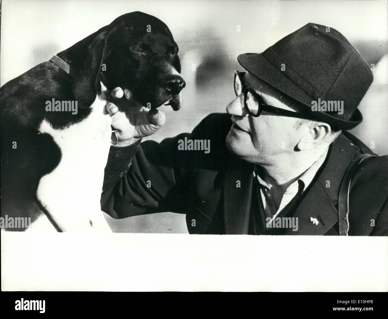 15 febbraio 1973 - il cane anche Onassis non poteva comprare. : UN puntatore di proprietà del cacciatore professionista, Hans Hoj Jane, di Djursland, in Danimarca, è stato avvistato in una rivista internazionale di cani da Jacqueline Onassis, e il suo marito milionario MR. Onassis, ha deciso che vorrebbe comprarlo per lei come regalo di compleanno. Rappresentanti dell'Ambasciata greca, a nome del Sig. Onassis ha invitato il Sig. Hansen a fare e offrire per il cane - ma il Sig. Hansen ha rifiutato di partecipare con il cane. "Il mio cane è un cane da caccia disciplinato e ben addestrato - e sarebbe un peccato se dovesse diventare un cane a giro" ha detto Foto Stock