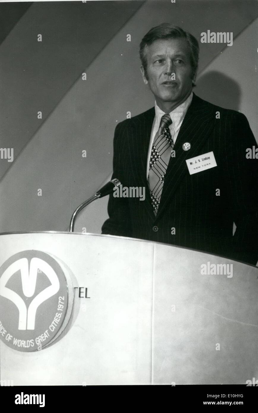 Il 12 Dic. 1972 - Sindaco Lindsay a Tokyo per la città: Conferenza di New York Mayor John Lindsay è attualmente a Tokyo per prendere parte ad un ''grande città'' conferenza per discutere problemi di alloggiamento, inquinamento, trasporto, porto, strutture ecc con dirigenti civili da Parigi, Londra, Mosca, e i loro eserciti di Tokyo. La foto mostra la New York del sindaco Giovanni Lindsey parlando alla conferenza del mondo della grande città, svoltosi presso un hotel a Tokyo: Foto Stock