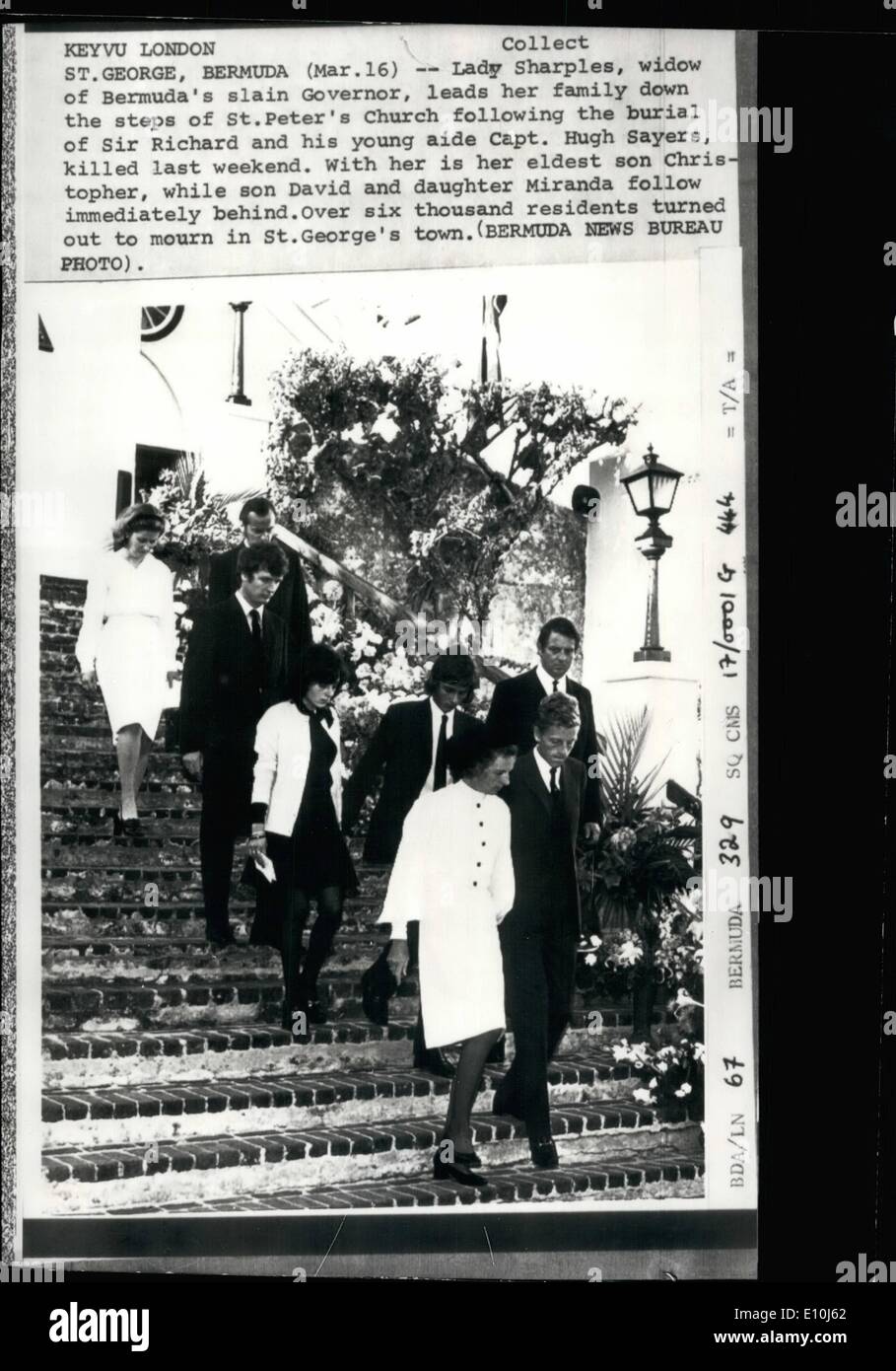Mar 03, 1973 - San Giorgio, Bermuda: Signora di Bermuda's ucciso governatore, conduce la sua famiglia verso il basso le fasi pf la chiesa di San Pietro dopo la sepoltura di Sir Richard e il suo giovane aiutante Capt. Hugh Sayers, ucciso lo scorso weekend. Con lei a noi il suo figlio Christopher, mentre il figlio David e la figlia Miranda seguire immediatamente dietro. Oltre 6 mila residenti si rivelò a piangere in St George Town. Funerali di ucciso governatore delle Bermuda: i funerali di stato di Sir Richard Sharples, assassinato il governatore di Bermuda, ha avuto luogo ieri Foto Stock
