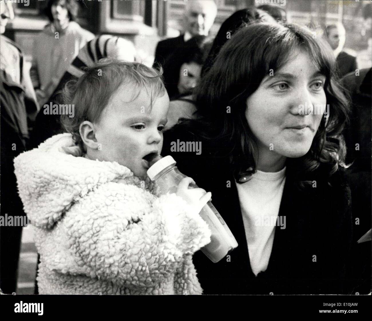 Dic. 18, 1972 - persone senzatetto, compresi alcuni la cui unica home è un'autovettura, è andato alla House of Commons questo pomeriggio al Lobby p.f.'s. Keystone Foto Mostra: uno dei senzatetto, Sig.ra Herrigan Paolino nella foto con il suo 16 mesi baby, Lorna Jane, dà il suo punto di vista ai giornalisti fuori il House of Commons oggi. Foto Stock