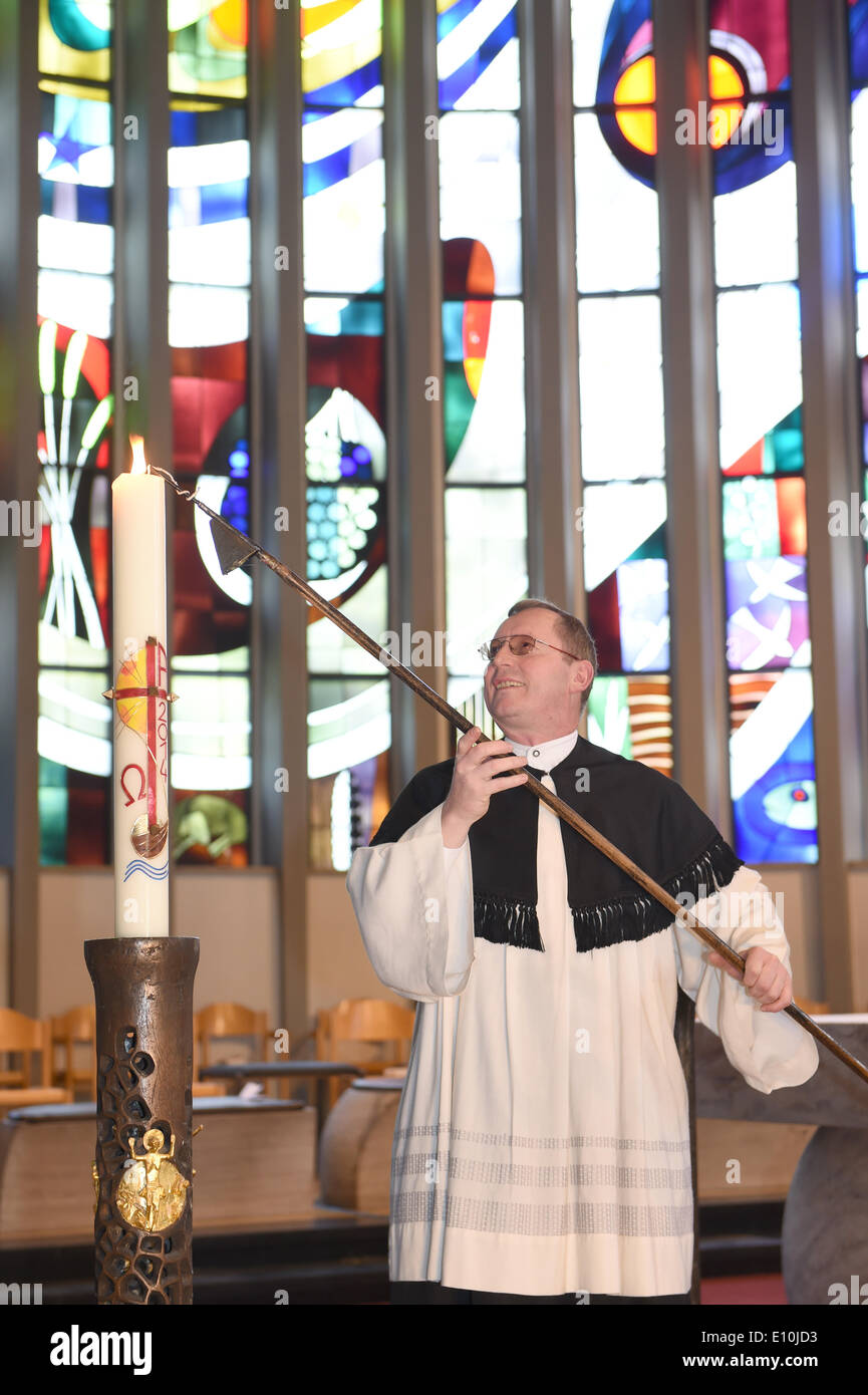 Il sagrestano Rudolf Anghel soggiorno al 15.05.2014 in Munich-Neuaubing (Germania) presso il Catholic Chirch Sankt Konrad. Immagine: Felix Hörhager/dpa Foto Stock