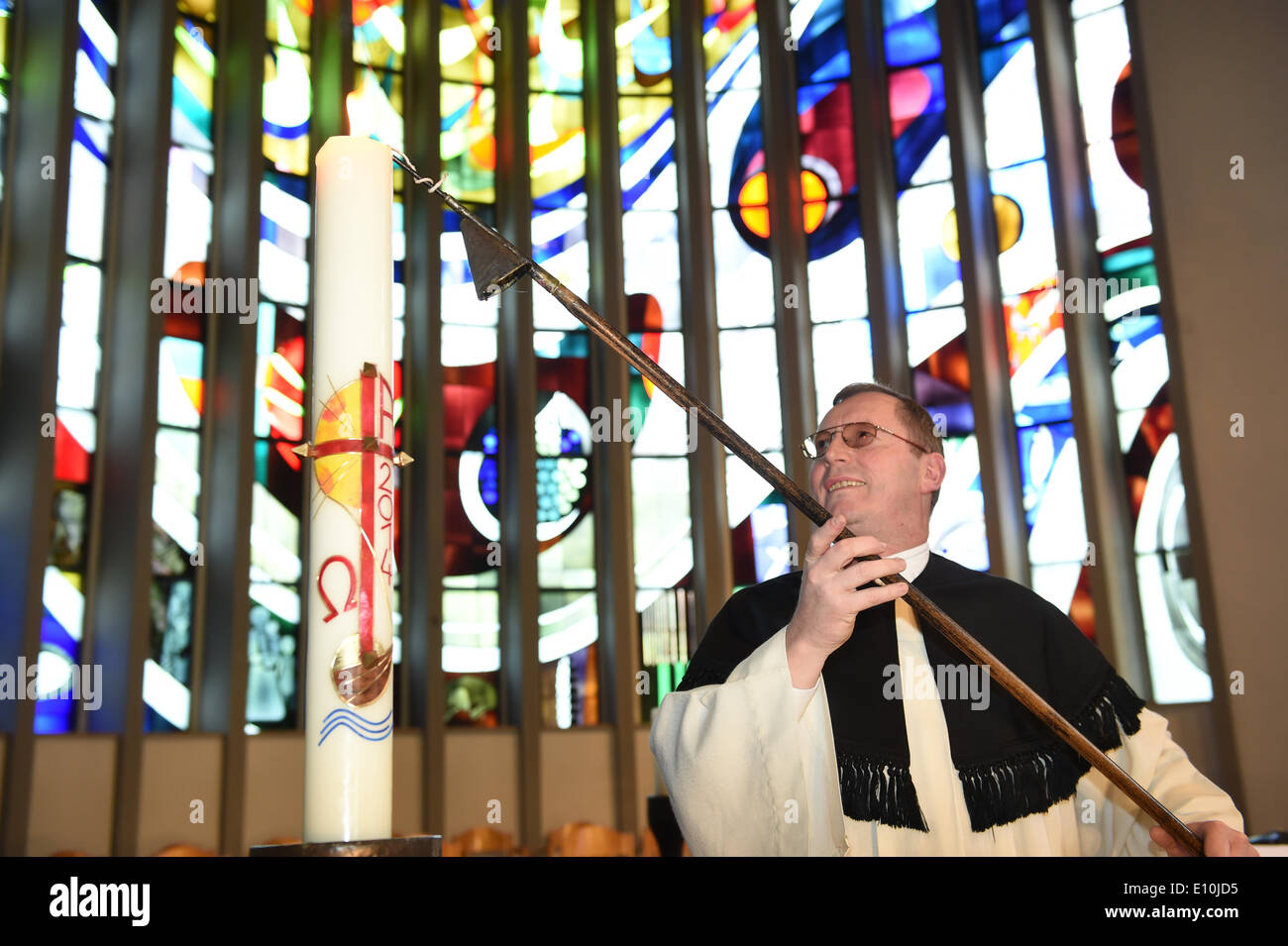 Il sagrestano Rudolf Anghel soggiorno al 15.05.2014 in Munich-Neuaubing (Germania) presso il Catholic Chirch Sankt Konrad. Immagine: Felix Hörhager/dpa Foto Stock