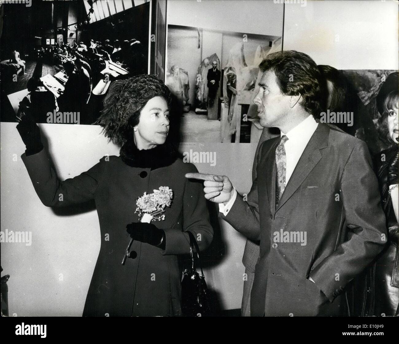 Mar 03, 1973 - Tutti i miei lavori: H.M la regina a discutere di una delle immagini con Lord Snowdon quando a Olympia ieri ha guardato intorno a una visualizzazione di fotografie che coprono 20 anni del suo lavoro. Ella era touring il 50th. Daily Mail Ideal Home Exhibition presso l'Olympia. Foto Stock