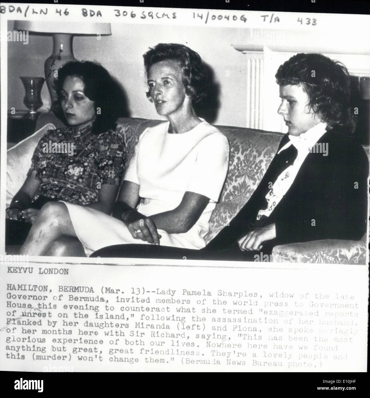 Mar 03, 1973 - Lady Pamela Sharples parla alla stampa: Lady Pamela Sharples. vedova del compianto governatore delle Bermuda, ha invitato i membri della stampa mondiale al governo House, Hamilton, Bermuda ultima sera per contrastare ciò che ha chiamato ''esagerato notizie di agitazioni sull'isola", a seguito dell'assassinio del marito. Fiancheggiata dalle sue figlie Miranda (sinistra) e Fiona, ha parlato in modo commovente dei suoi mesi in Bermuda con sir Richard, dicendo: ''Questa è stata la più gloriosa esperienza sia sulla vita. Nowhere bhere abbiamo trovato nulla ma grande, grande cordialità Foto Stock