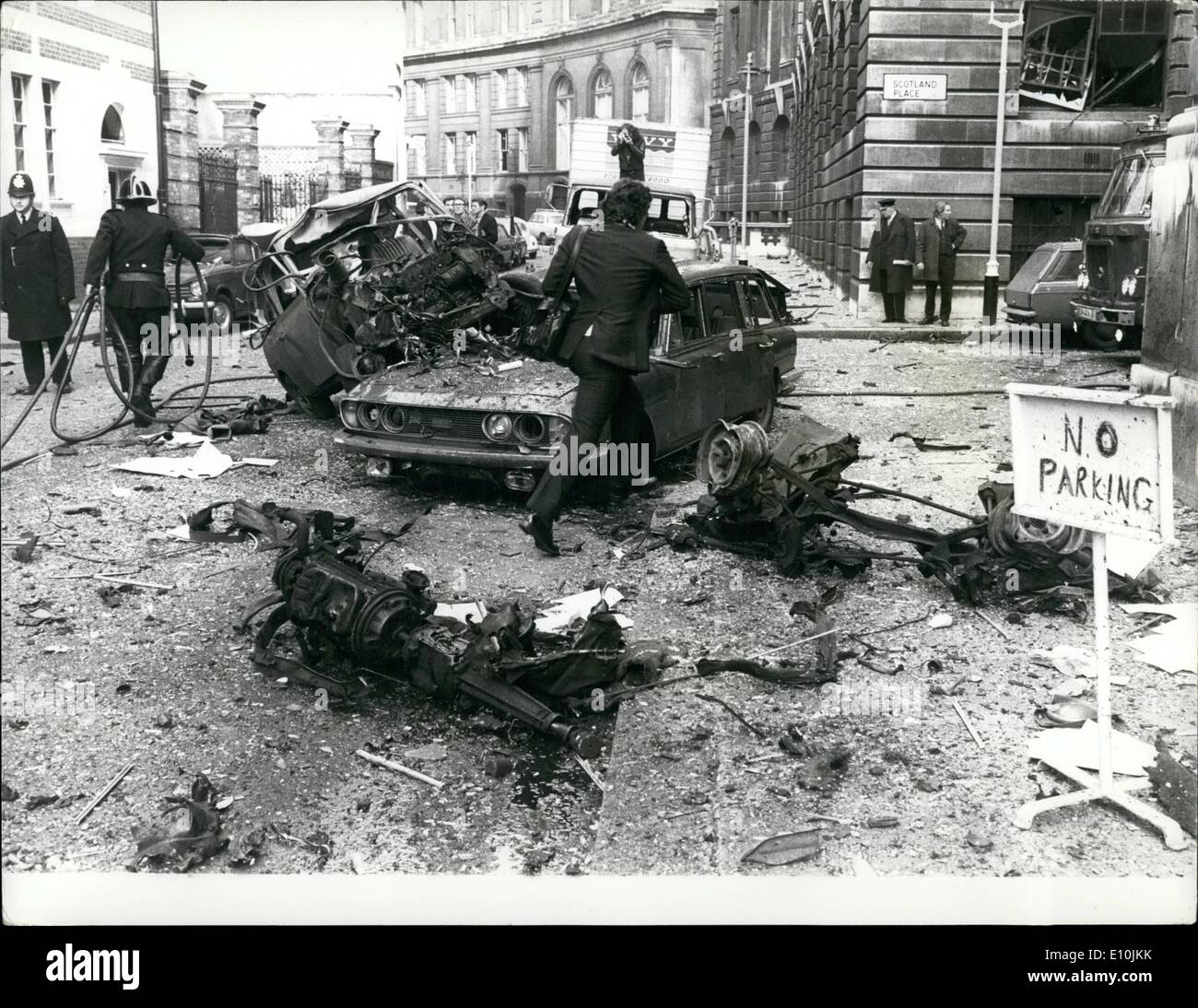 Mar 03, 1973 - auto bombe hanno colpito Londra Foto Mostra: Scatafascio veicoli in grande Scotland Yard, off Whitehall, dopo che ieri la vettura Foto Stock