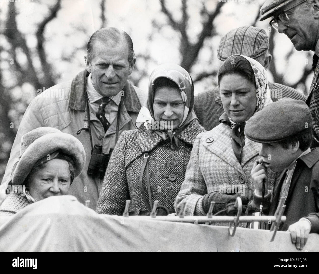 La famiglia reale guarda la televisione Foto Stock