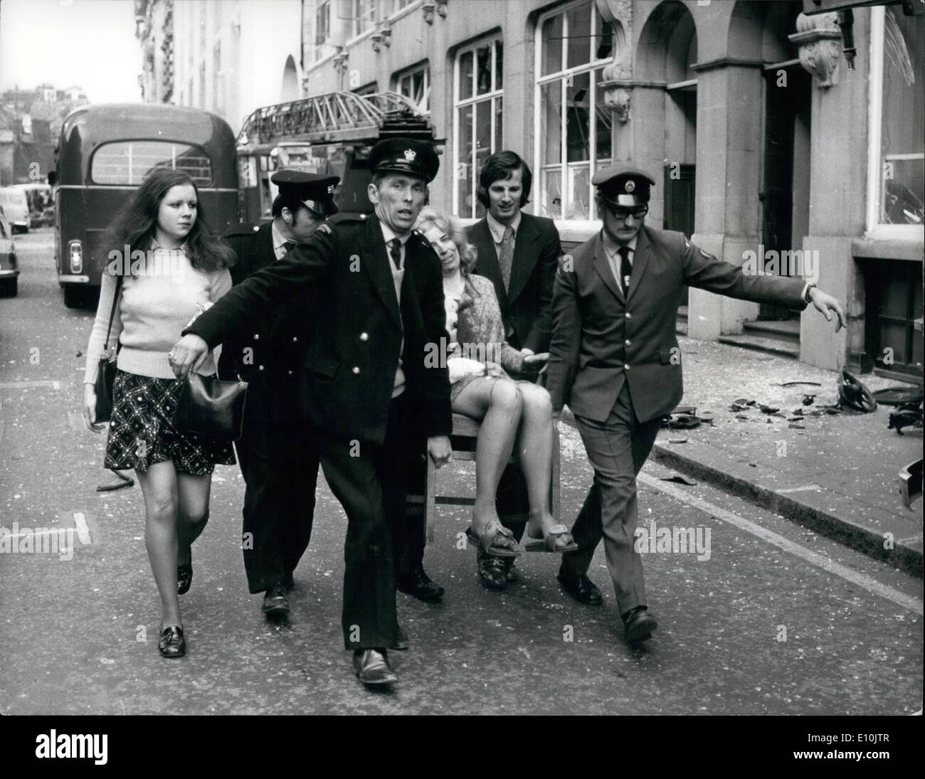 Mar 03, 1973 - molti feriti a Londra esplosioni di bombe. : Un uomo è stato ucciso e 212 persone sono rimaste ferite ieri in due autobomba esplosioni che hanno scosso Londra. Uno era al di fuori della Old Bailey e gli altri se ne sono andati in gran Scotland Yard off Whitehall. La foto mostra dopo la Old Bailey esplosione di una donna malata viene portato ad un ambulanza da parte di funzionari in servizio presso la corte. Foto Stock