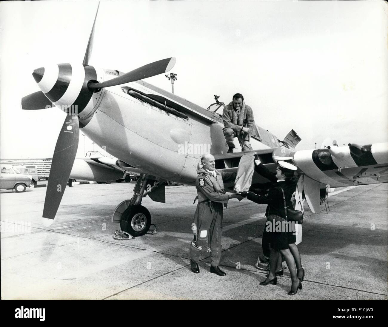 Mar 03, 1973 - Fairey Firefly decolla da Heathrow: salvati dal mucchio degli scarti dalla Royal Navy ufficiali che hanno acquistato che sette anni fa, questo Fairey Firefly Mk 5 era in procinto di prendere il via nella giornata di ieri per la Royal Navy Air Station, Yeovilton, Somerset, dall'ex grande Western Airfield - ora conosciuto come aeroporto di Heathrow e più familiare per i giganti del genere come un jumbo jet. Capt Foto Stock