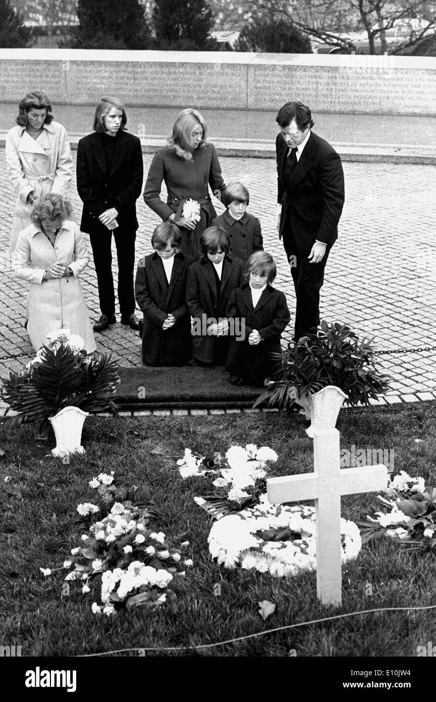 Arlington, VA, Stati Uniti d'America Ted Kennedy paga rispetto a un memoriale del cimitero con la famiglia. Foto Stock