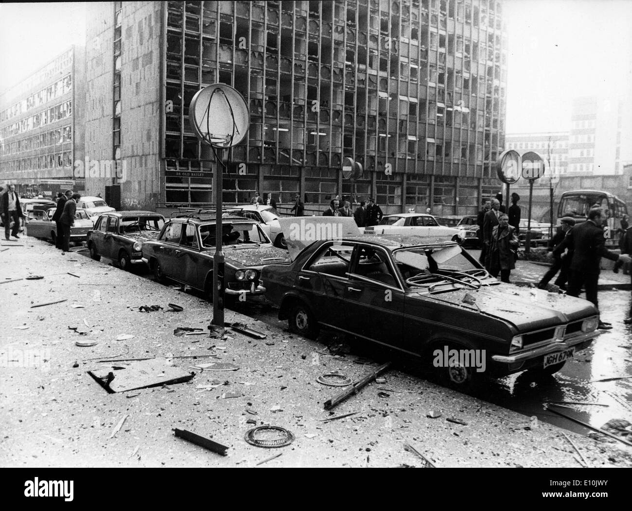 Mar 08, 1973; Londra, Inghilterra, Regno Unito; la scena dopo l esplosione al di fuori della Old Bailey. (Credito Immagine: © Keystone Pictures USA) Foto Stock
