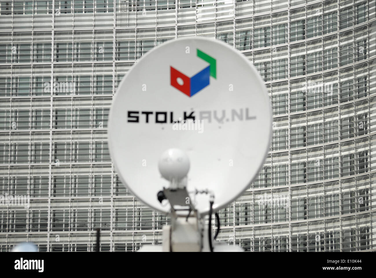 Parabola satellitare nella parte anteriore della Commissione europea Foto Stock
