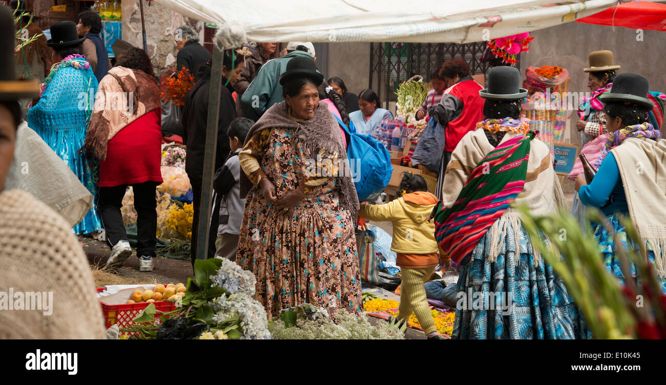 La donna boliviana Cholitas o a un mercato dei fiori a La Paz, in Bolivia. Foto Stock