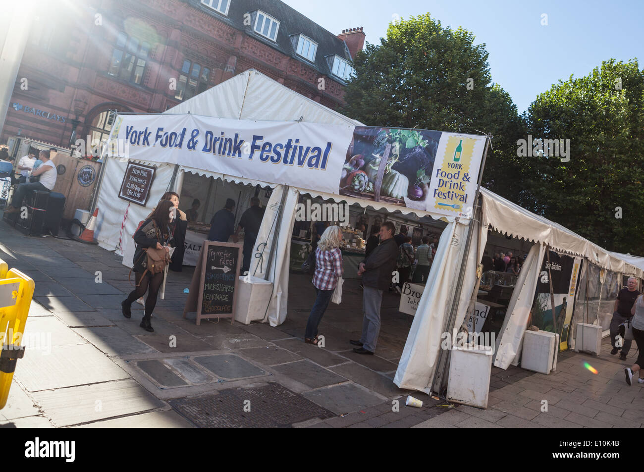 Ingresso a uno della mostra tende della York Food & Drink Festival il Parlamento Street a York, Regno Unito, Foto Stock
