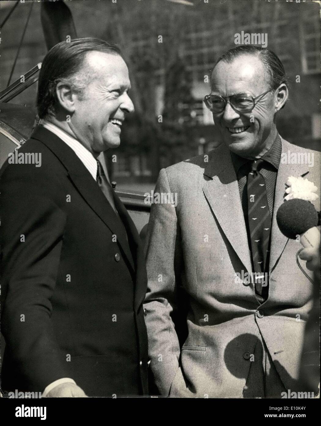 Maggio 02, 1973 - Prince Bernhard del Paesi Bassi partecipa a un film documentario a RAF Upwood.: Prince Bernhard del Paesi Bassi oggi ha partecipato nelle riprese di una guerra-tempo documentario "oldier di Orange", basato sul libro dello stesso nome da Erik Hazelhoff (DFC), un pilota olandese che si è distinto in Pathfinder Forcee, battenti zanzare. Ubicazione scatti sono stati fatti oggi a R.A.F Foto Stock