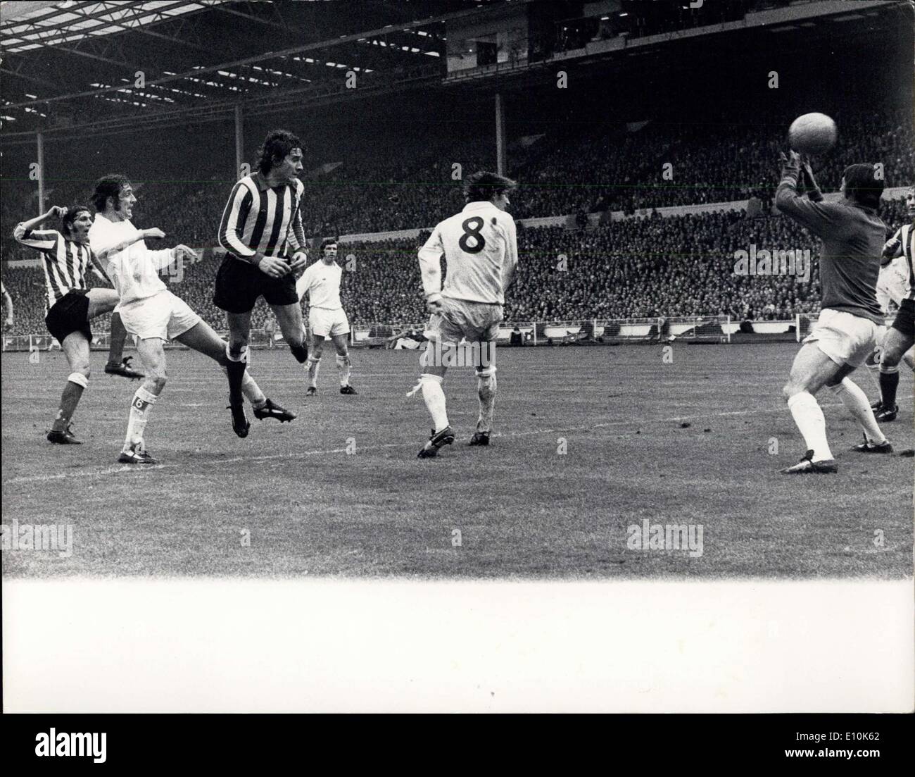 05 maggio 1973 - Sunderland Beat Leeds 1-8 Ina la finale di FA Cup a Wembley - Sunderland è diventato il primo della seconda divisione della squadra a vincere la FA Cup dal 1931 quando hanno battuto prima divisione Leeds United da 1-0 a Wmbley questo pomeriggio. Mostra fotografica - Tjird da sinistra Porterfield il Suinderland interno in avanti batte il Leeds Goalie D. Harvey al cliente l'obiettivo Winninn affiancato da Hunter la Leeds WIng-Half e Clarke il Leeds a Wembley oggi. Foto Stock