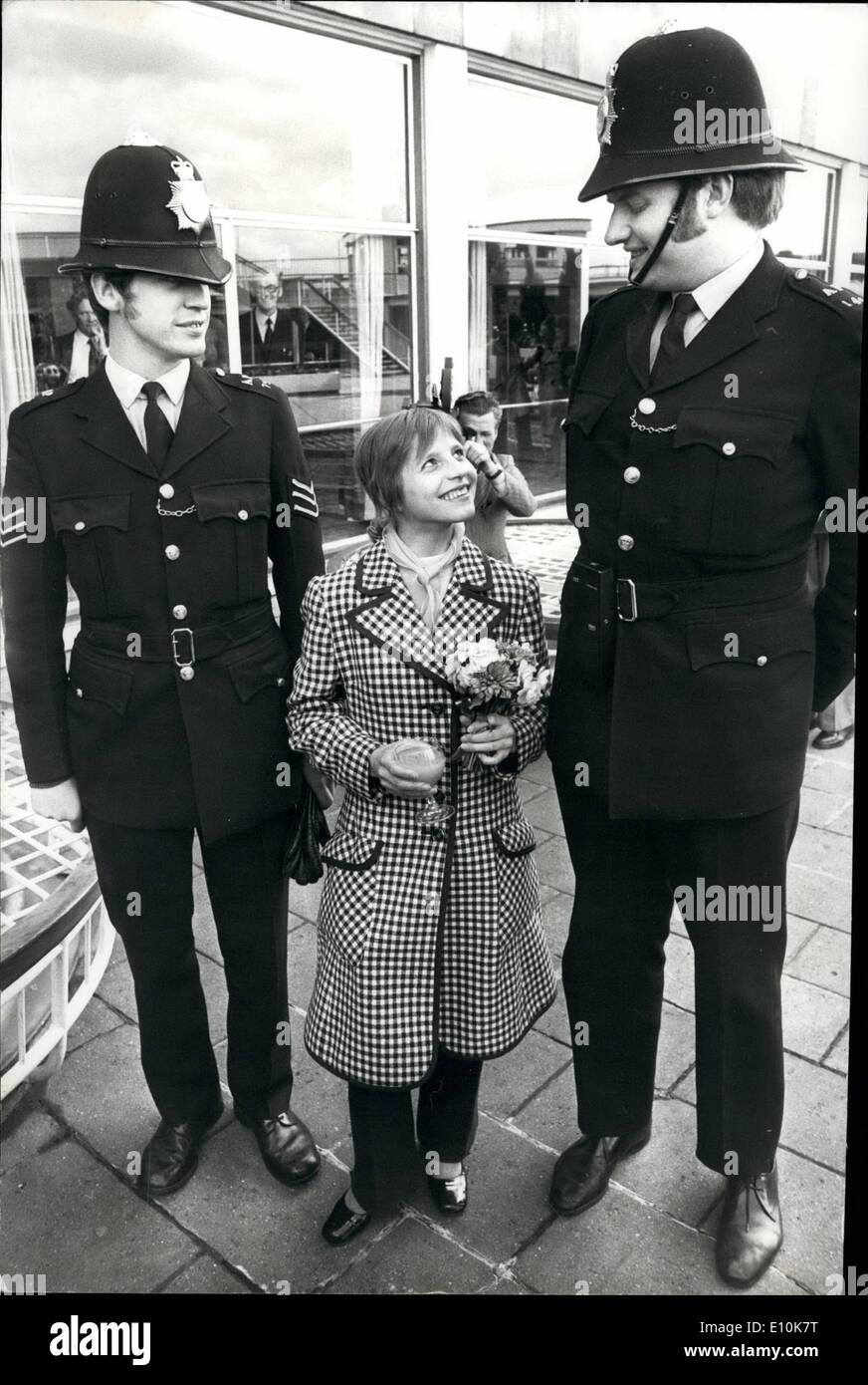 05 maggio 1973 - I ginnasti sovietica a Londra: il partito dei sovietici ginnasti, compreso il famoso Olga Korbut e Ludmila Toureshcheva, arrivati all'Aeroporto di Londra oggi per preparare il loro Earls Court, Londra, prestazioni di visualizzazione 8 Maggio, 9° e 10°. La foto mostra il piccolo Olga Korbut è fiancheggiato da due alte British Airport poliziotti, Sgt. Frank King (sinistra), che è 6ft. lin, e James Madden, che è 6ft. 5ins - all'Aeroporto di Londra oggi. Foto Stock