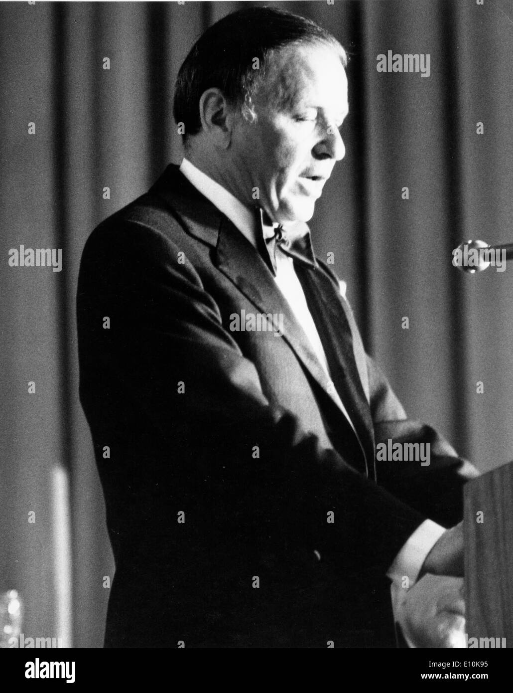 Il cantante Frank Sinatra parlando in New York Foto Stock