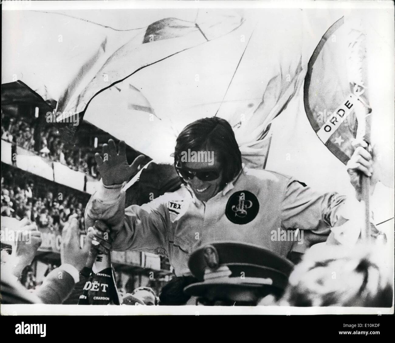 05 maggio 1973 - Fittipaldi vince il Gran Premio di Spagna : Emerson Fittipaldi del Brasile, il mondo ha vinto il Gran Premio di Spagna a Barcellona la domenica, alla guida di una Lotus John Player Special , a una velocità media di 97.86 m.p.h. mostra fotografica di Emerson Fittipaldi dopo aver vinto il Gran Premio di Spagna a Barcellona, presieduto da sostenitori. Foto Stock