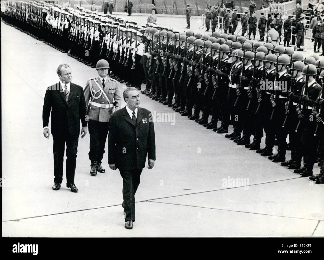 05 maggio 1973 - Brezhnev visita di Stato in Germania Ovest.: il 22.5.73, l'ultimo giorno della sua visita di stato a Bonn, Leonid Brezhnev, primo segretario del comitato centrale dell'URSS Partito Comunista è arrivato a Bonn il 18.5.1973. Mostra fotografica di Brandt e Brezhnev tenendo il riesame la formazione della Bundeswehr presso l'aeroporto di Colonia/Bonn. Foto Stock