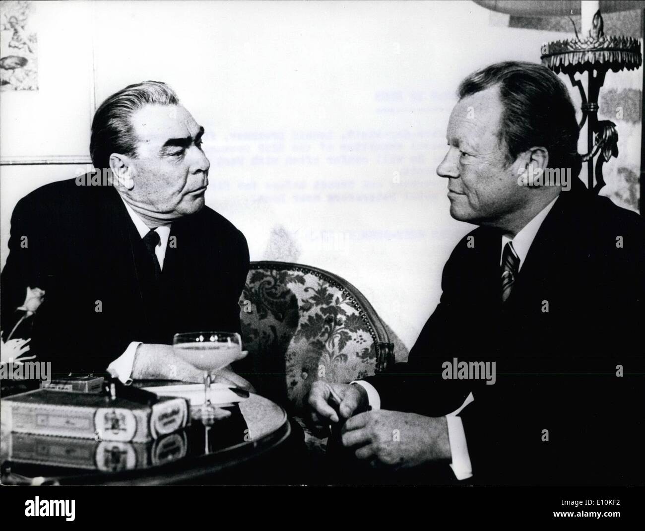 05 maggio 1973 - Brezhnev a Bonn: per un periodo di cinque giorni di visita al sito, Leonid Brezhnev, primo segretario del comitato centrale dell'URSS Partito Comunista è arrivato a Bonn. Egli conferirà spesso con West il Cancelliere tedesco Willy Brandt. Mostra fotografica di Brezhnev e Brandt prima della prima conversazione in hotel Petersberg a Bonn. Foto Stock