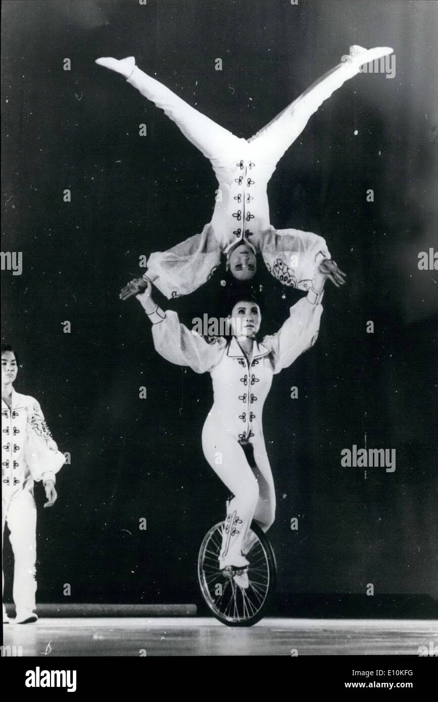 05 maggio 1973 - gli acrobati cinesi provano per i Tour del Guatemala. A 40 membri Troupe acrobatica da Taiwan, Repubblica della Cina, provate a Taipei per il loro prossimo tour in Guatemala per eseguire il loro respiro tenendo atti. Tra le emozionanti agisce è una ragazza che pende dai suoi capelli come lei fa intricati prodezze acrobatiche, un altro si siede su una sedia in equilibrio sulla testa del suo partner, e due ragazze su un monociclo fare un difficile esercizio di equilibrismo. Foto Stock