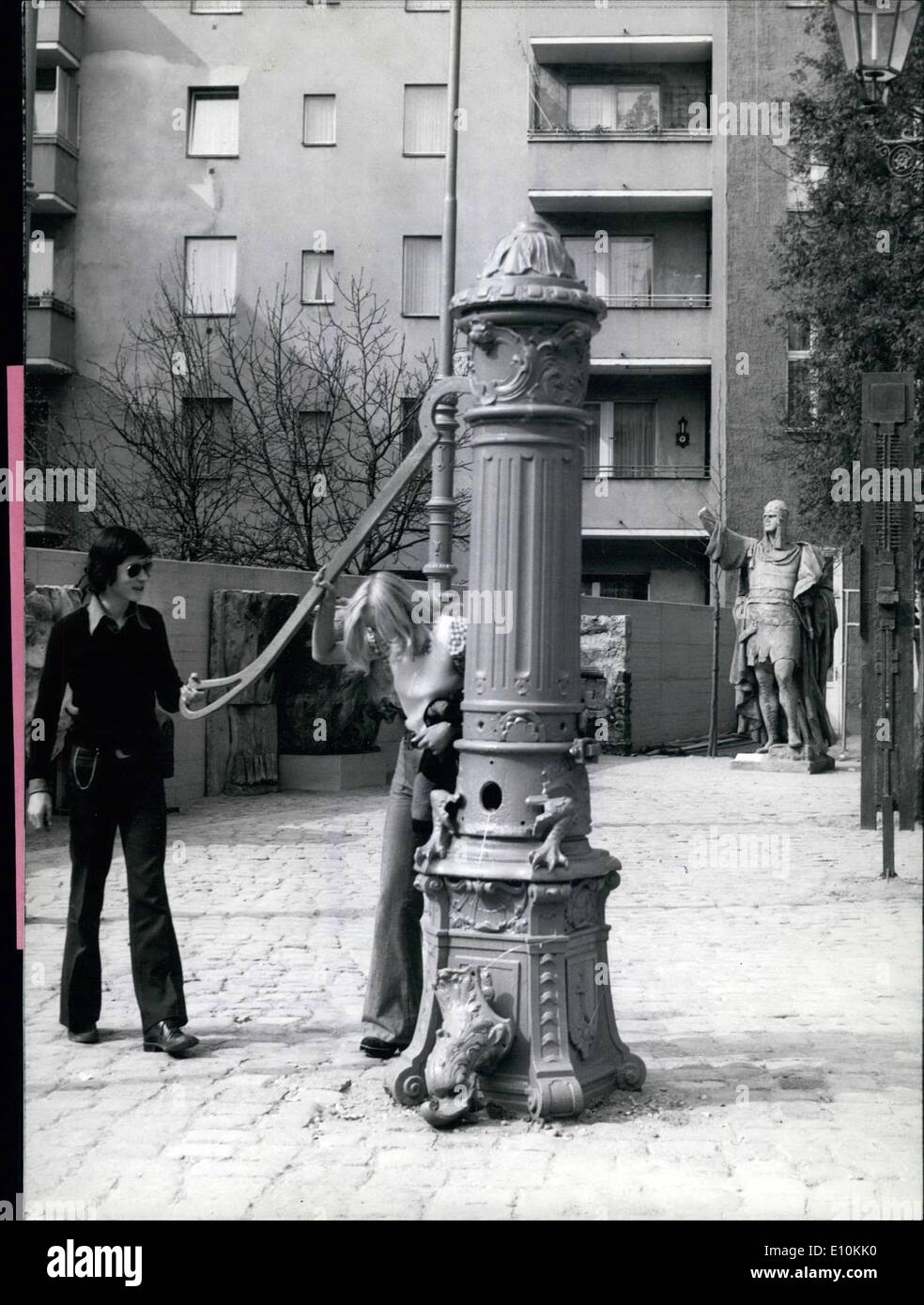 Apr. 04, 1973 - Nel cortile interno del nuovo centro di Tegel a "Mobili strada'' museo ha aperto. Galleria Rinomato proprietario Foto Stock