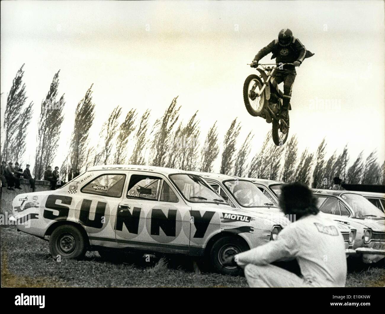 Maggio 07, 1973 - Jean-Claude Galliot salta motociclo su sette automobili Foto Stock