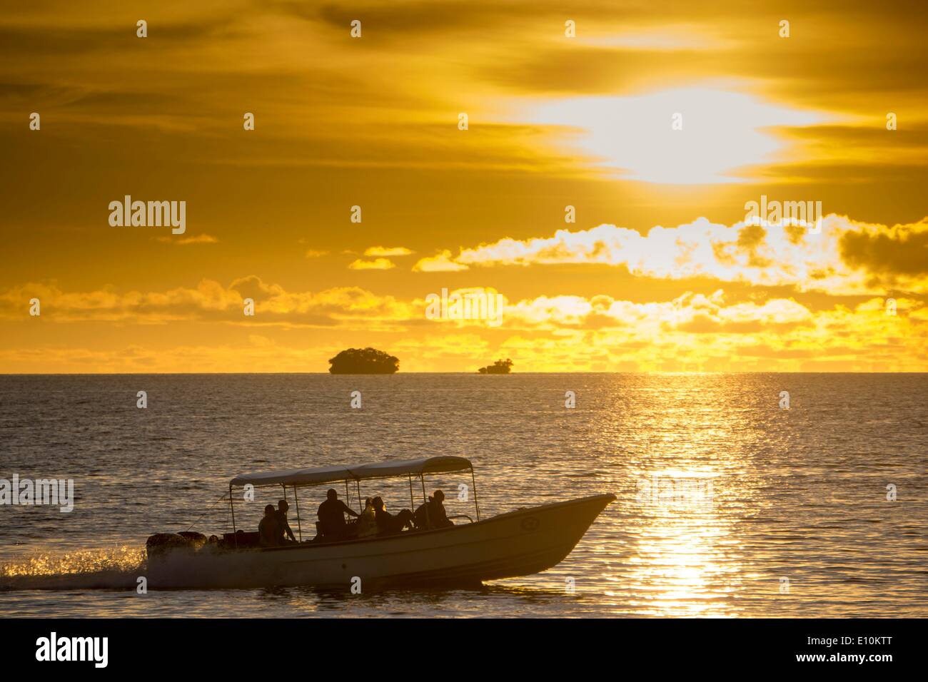 Barche per immersioni con i turisti nella luce della sera, Palau Micronesia - Aprile 2014 Foto Stock