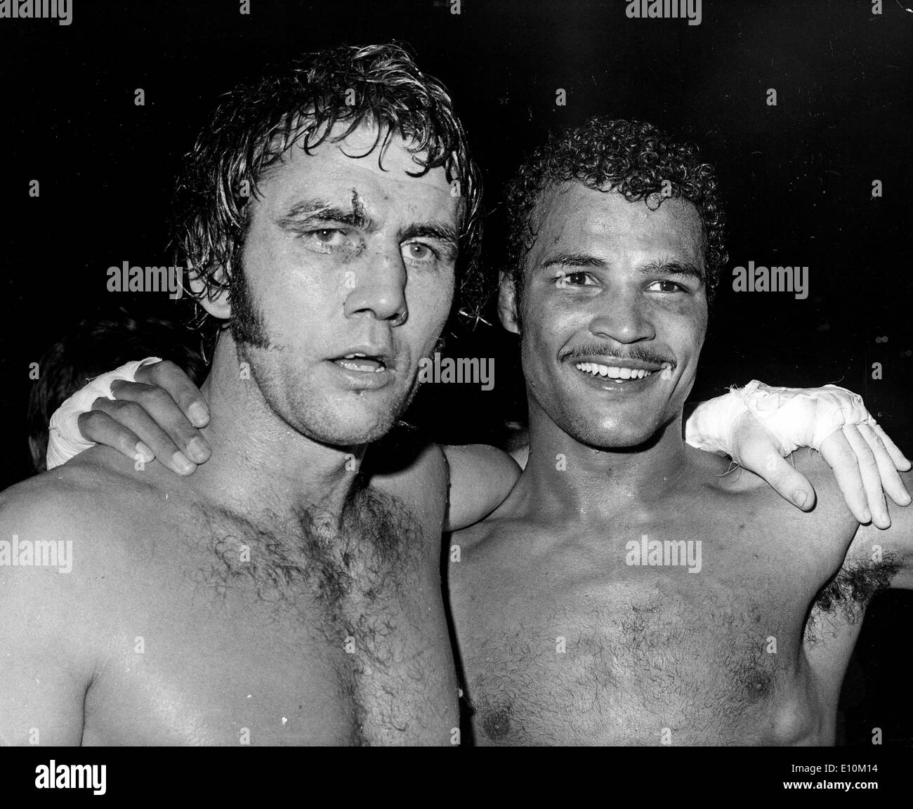 Giovanni CON TEH, destro con Chris FINNEGAN dopo il loro titolo di lotta a Wembley Foto Stock