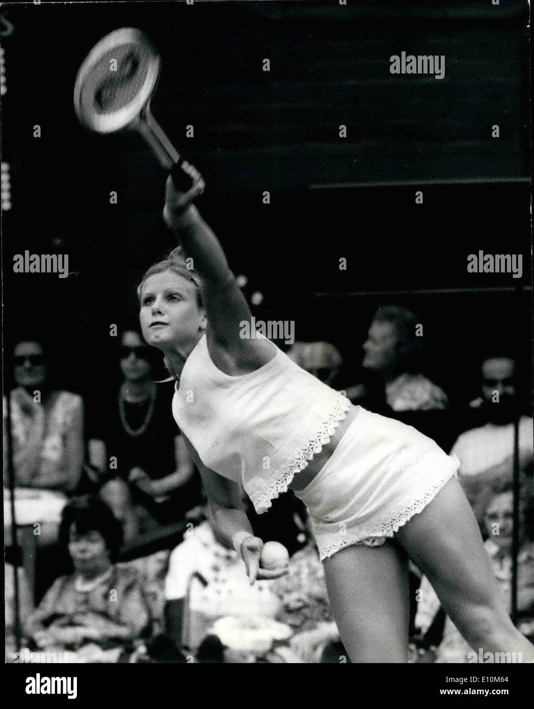 Giugno 06, 1973 - Wimbledon Tennis campionati. Onorevoli giorno. La foto mostra il: 16-enne australiano Dianne Fromholtz, sinistra-hander, uno dei più giovani concorrenti, è visto in azione durante la sua partita contro la Gran Bretagna in Virginia Wade. Dianne ha vinto il primo set, ma ha perso la partita. Foto Stock