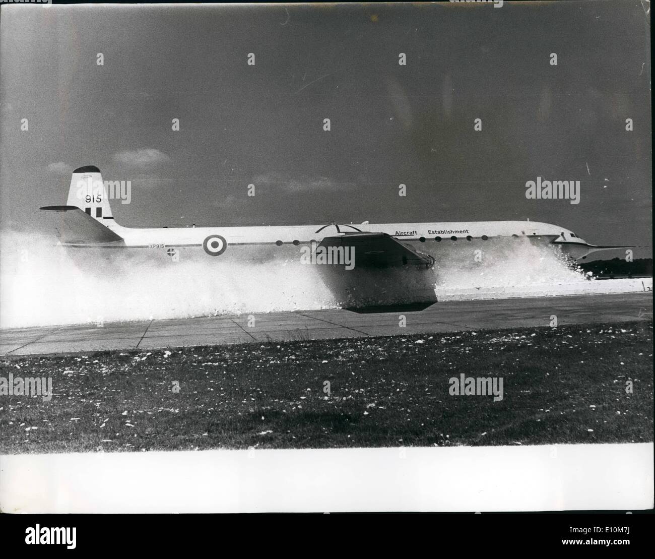 Giugno 06, 1973 - Crash comet terre in modo sicuro nel letto di schiuma: una cometa 3B jet essendo azionato a 60 mph in una schiuma di plastica bed 300 piedi di lunghezza e due piedi profondo presso il Royal aeromobile istituzione presso la sede centrale a Thurleigh, vicino a Bedford, ieri durante le prove sulla gomma espansa. Che è progettato in modo da evitare che gli aeromobili provenienti da più piste di tiro senza frenare il velivolo è venuto a cessare in 250 piedi. La foto mostra la cometa 3B jet proveniente da un arresto nel letto di schiuma durante la dimostrazione a Thurleigh ieri. Foto Stock