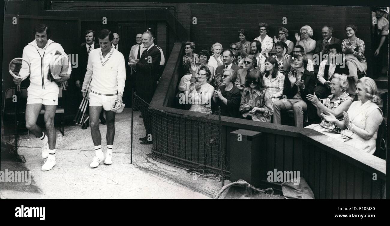 Giugno 06, 1973 - tennis a Wimbledon, Giorno di apertura Nastase VS. Plotz. icture Mostra: la folla dare una grande ovazione come Na Foto Stock