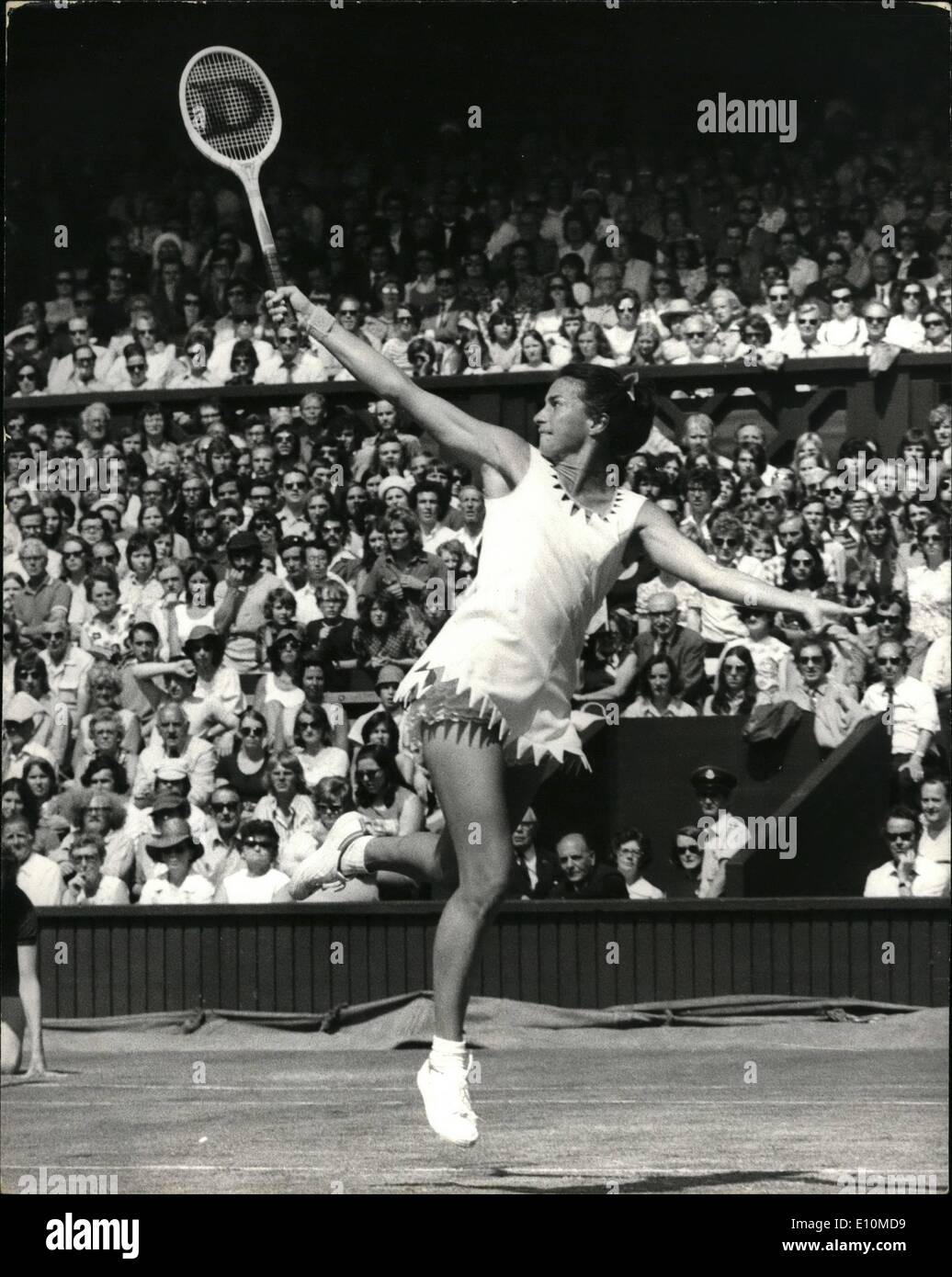 Giugno 06, 1973 - tennis a Wimbledon. Francoise Durr vs. Virginia Wade. La foto mostra il Virginia Wade G.B. si alza dal suolo per m Foto Stock