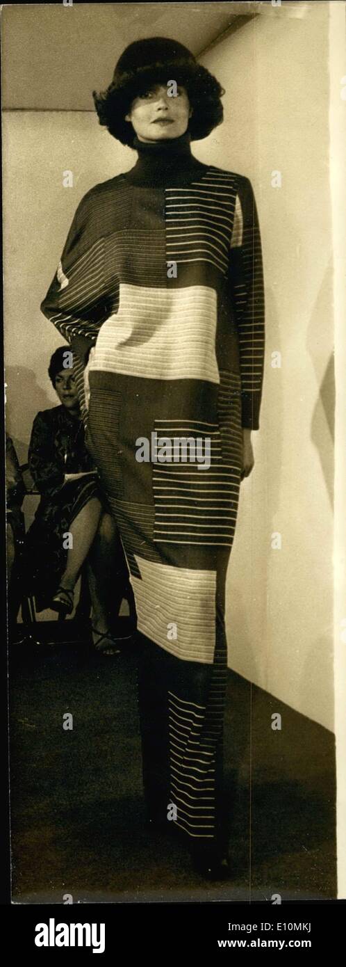 Lug. 26, 1973 - Pierre Cardin di autunno e inverno raccolta per 1973-74 hanno è femminile, morbido, seducente, flowy e confortevole. Immagine: uno dei suoi disegni dalla collezione. Foto Stock