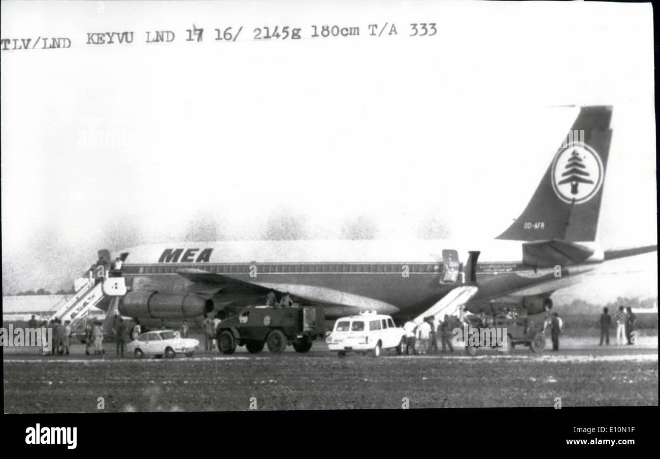 Agosto 08, 1973 - Israels Arabo libero aereo di linea da Skyjacker: un whiskey-bere Libyan armati con due pistole sky sollevato un aereo arabo e costretto il pilota di volare in Israele ieri. Egli è stato di circa powered by commandos israeliani che assalto a bordo del piano a Lydda Airport e salvato i 109 passeggeri ed equipaggio di 10. L'aereo di linea un Boeing 707 del Libano il Medio Oriente Airlines è stata sequestrata poco dopo il decollo da Nicosia all'ultima tappa di un volo a Beirut. Più tardi l'aereo di linea ha preso il largo da Lydda Airport e sbarcati in modo sicuro a Beirut Foto Stock