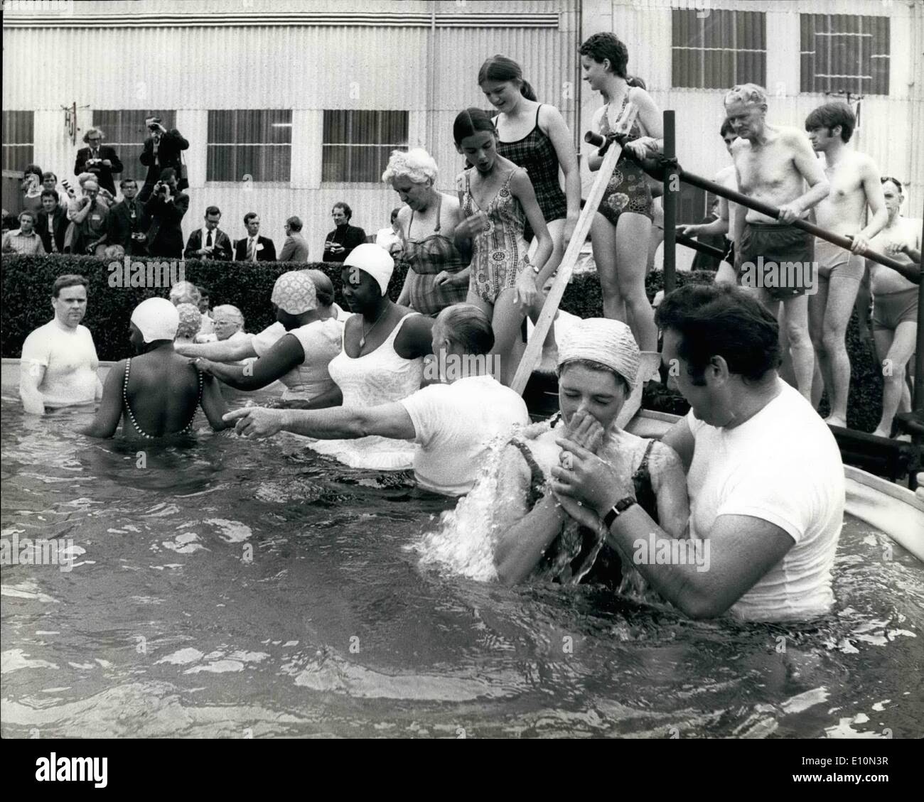 Agosto 08, 1973 - i Testimoni di Geova in convenzione. Molte centinaia di Testimoni di Geova erano battezzati oggi in speciale piscina eretta al campo di Rugby di Twickenham, durante le cinque - giorno testimoni di Geova 'Divina vittoria'' convenzione essendo trattenuta lì. Mostra fotografica di:- La scena oggi nel corso della cerimonia di battesimo, al campo di Rugby di Twickenham oggi. Foto Stock