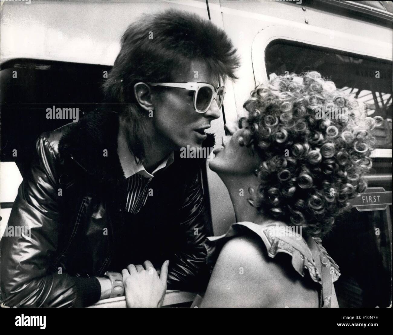 Lug. 07, 1973 - David Bowie Off a Parigi: David Bowie, il pop star che la scorsa settimana a uscire con concerti presso il picco della sua popolarità ha certamente non ha smesso di funzionare. Oggi, solo cinque giorni dopo il suo ultimo concerto che è arrivato al termine di una settimana di sette tour britannico, a sinistra per Parigi per iniziare la registrazione del suo ultimo LP. Egli trascorrere tre settimane la registrazione presso il castello studios appena fuori Parigi e poi si sposterà a Roma per completare la Lp a La RCA studios ci. Mostra fotografica di David Bowie baci di sua moglie Angela quando vide fuori lui a Victoria Station e oggi. Foto Stock