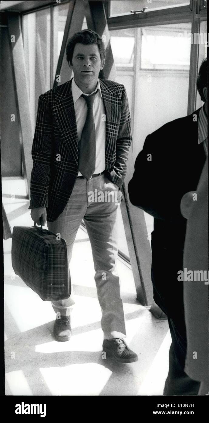 Lug. 07, 1973 - Russo giocatore di scacchi Boris Spassky qui per i Campionati Europei.: Boris Spassky, Russo ex campione del mondo di scacchi, illustrato ieri quando egli arriva a Heathrow da Mosca come un membro di 10-uomo squadra di competere nel Campionato Europeo che si aprono nel bagno di domani. Foto Stock