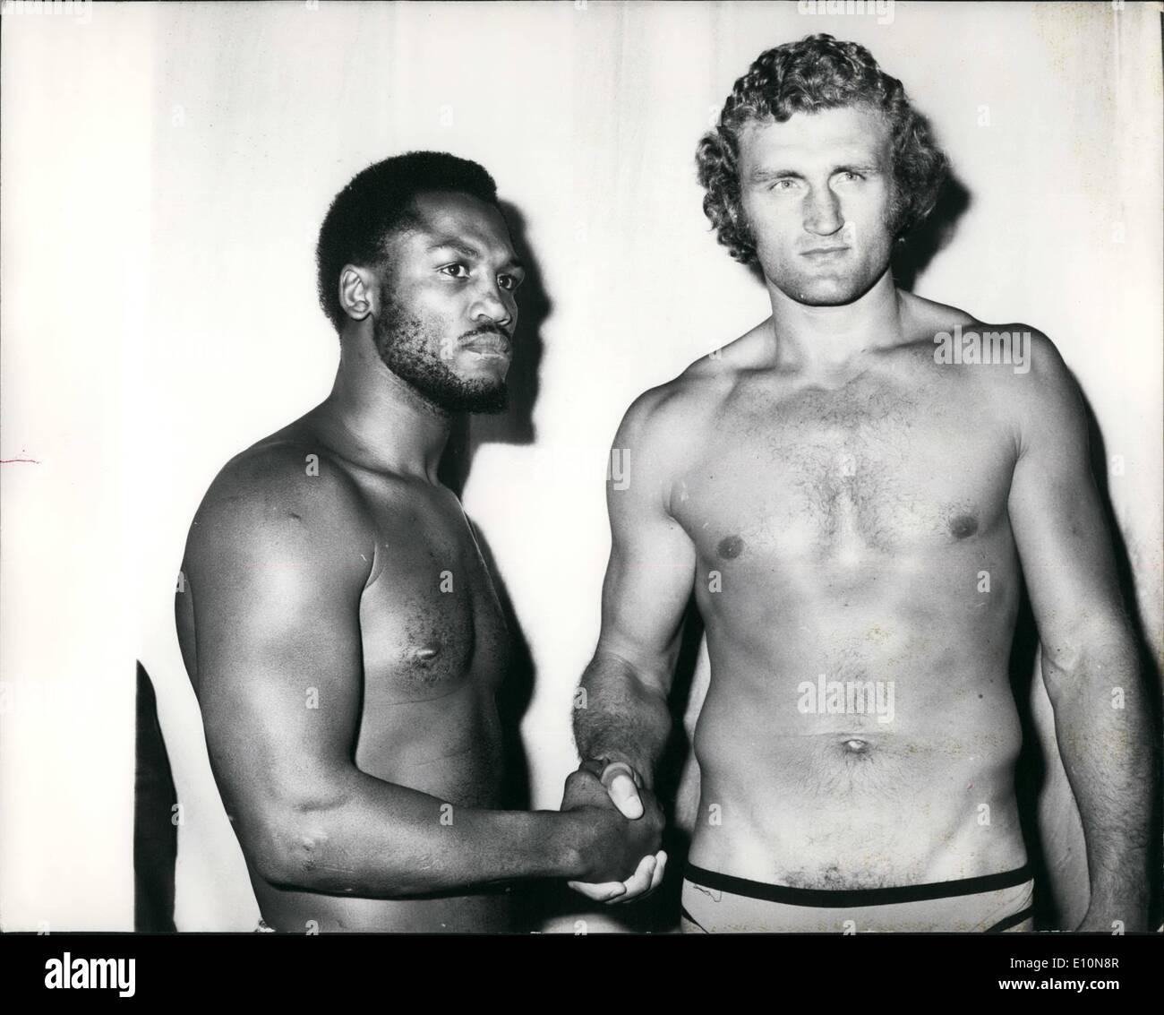 Lug. 07, 1973 - Bugner e Frazier Weigh-In per stasera nella lotta: Joe Bugner, la European Heavyweight Champion e Joe Frazier, ex campione del mondo, oggi pesato-in per la loro lotta stasera a Earls Court, Londra.Mostra fotografica di Joe Frazier e Joe Bugner stringono le mani a oggi la pesa. Foto Stock